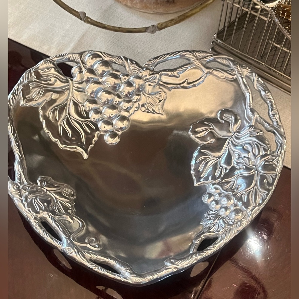 Arthur Court GRAPE HEART SHAPED COUPÉ SERVING TRAY WITH GRAPEVINE MOTIF 9.5”X 10